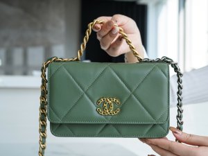 CHANEL 19 MINI CLUTCH