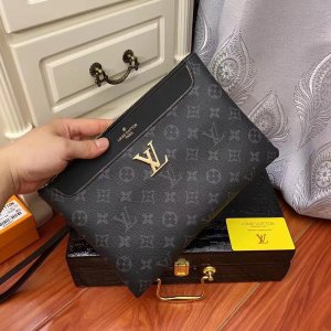 LOUIS VUITTON CLUTCH BAG