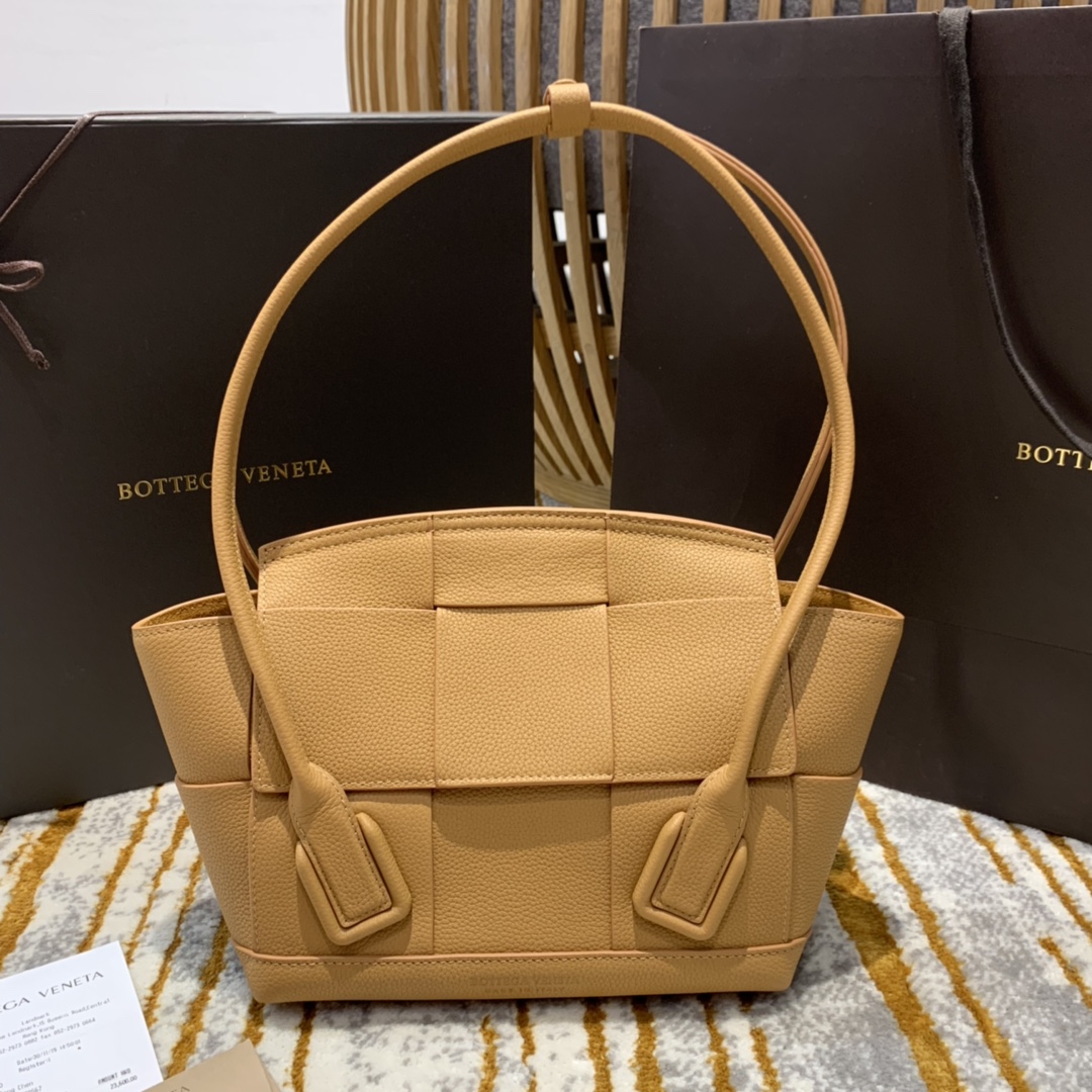 BOTTEGA VENETA MEDIUM ARCO 33 BAG IN LYCHEE GRAIN caramel