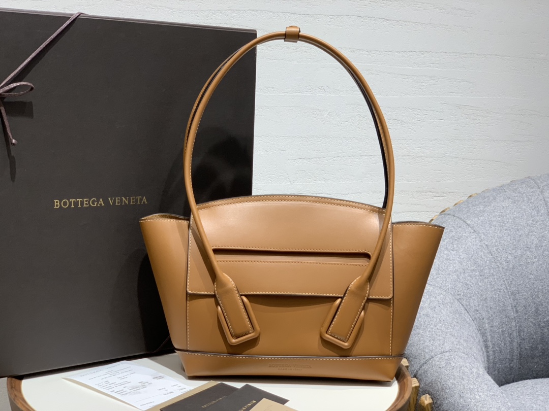 BOTTEGA VENETA ARCO 33 BAG plain in caramel