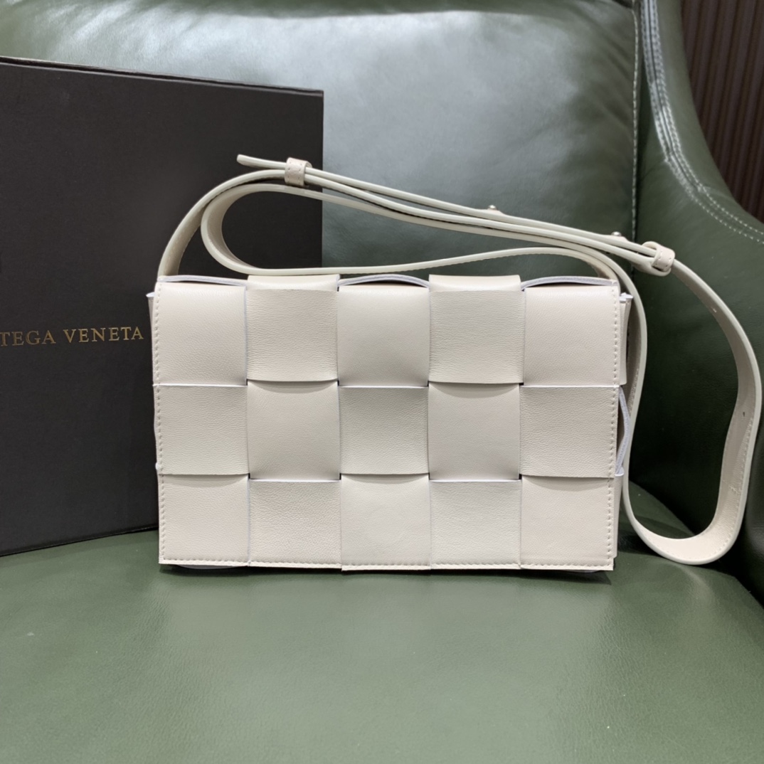 BOTTEGA VENETA CROSSBODY BAG off-white