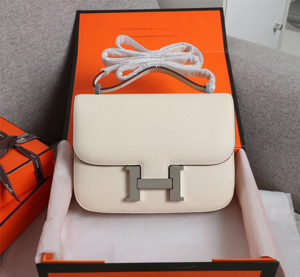 HERMES HANDBAg white