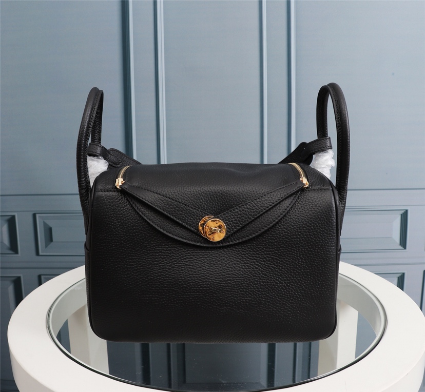 HERMES HANDBAG LINDY black