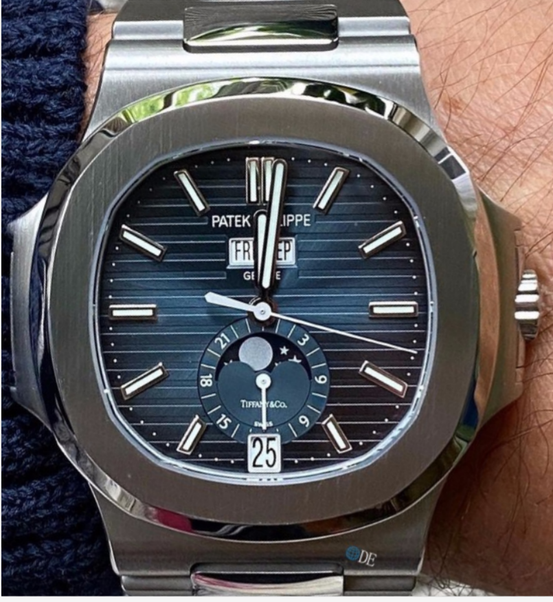 Patek Philippe Elegant Sports Nautilus Series (Parrot Fish) 5726 Annual Calendar Watch